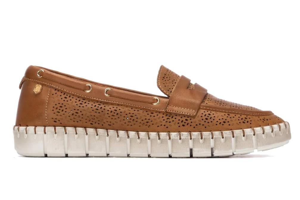 Mocasines Carmela 163212 Camel de Piel con Suela Deportiva para mujer