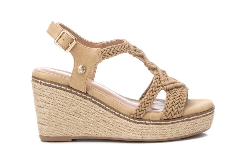 Sandalias con cuña XTI 142837 en beige para mujer