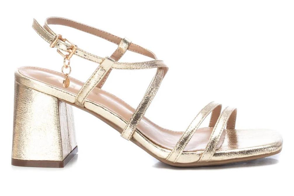 Sandalia de tacón multitiras XTI 142351 en oro para mujer