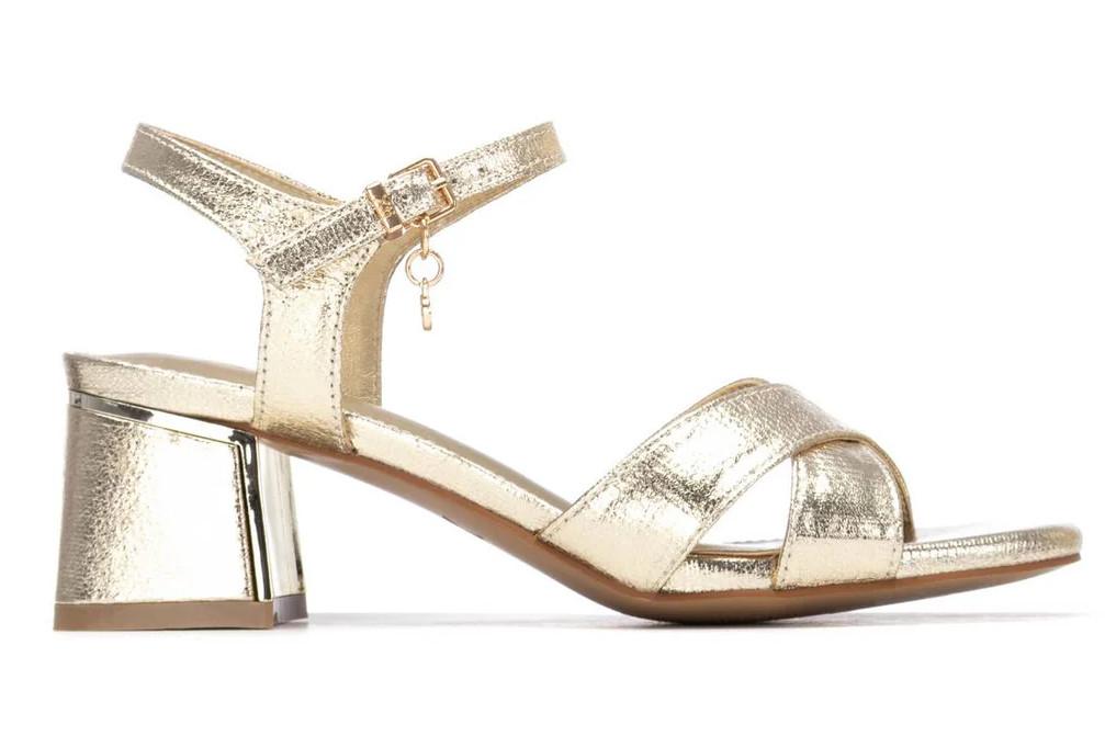 Sandalias de tacón medio XTI 145344 en color oro