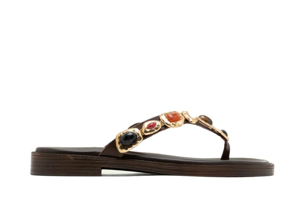 Sandalias Planas de dedo Porronet Cristina Mujer Piel Moka – Estilo Flip-Flop con Pedrería y Detalles Metalizados