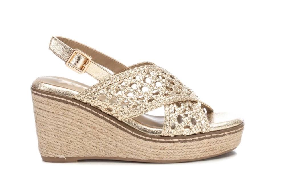 Sandalias con cuña XTI 142746 en oro para mujer