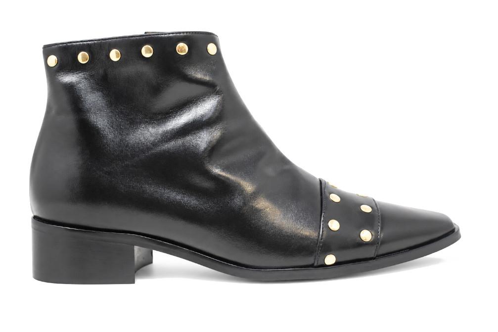 Botines planos Joni 31273 negros con tachuelas doradas