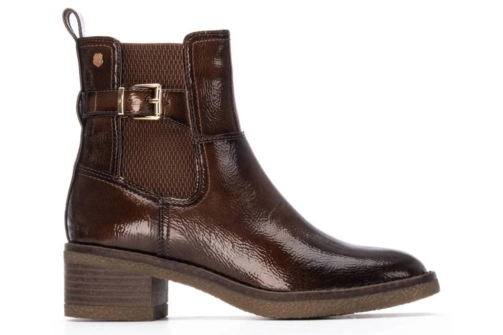 Botines chelsea Carmela 162579 en color taupe