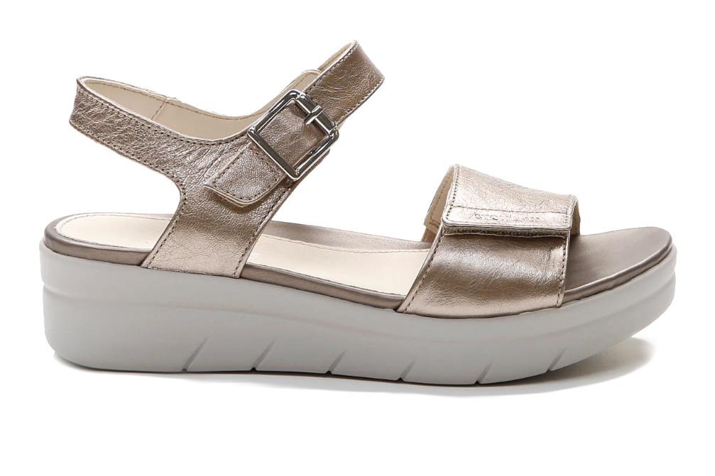 Sandalias con cuña baja AQUA III 2 Stonefly 108232 en oro de piel laminada