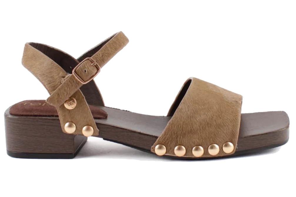 Sandalia taupe de piel con tachas TOP3 SF1644 para mujer | Comodidad y estilo artesanal