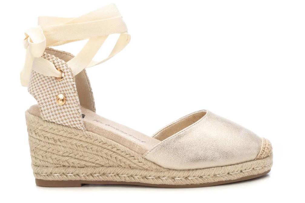 Alpargata con cuña Xti 143841 en oro – Valenciana de Yute Vegana