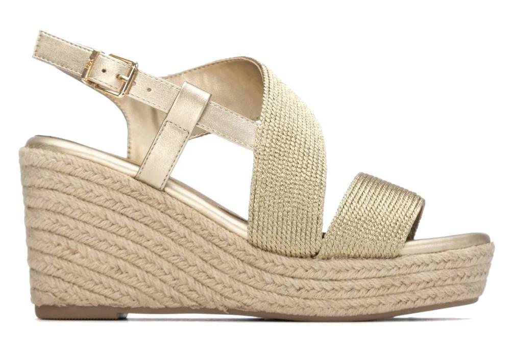 Sandalias con cuña de esparto XTI 145335 en oro para mujer | Cuñas metalizadas con plataforma de yute