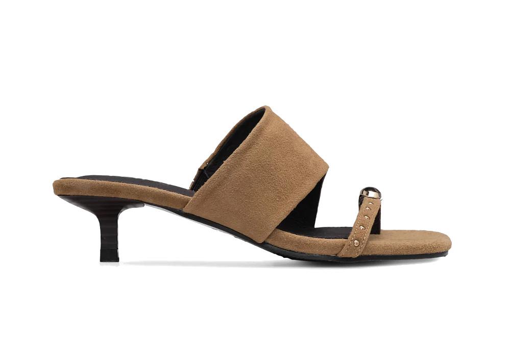 Sandalia de tacón mule medio Top3 Shoes SF1625 camel de ante para mujer | Elegancia y comodidad