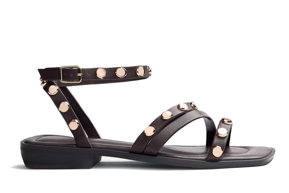 Sandalias planas Gioseppo Mindo 79025 Chocolate de Piel con Tachas y Tacón Bajo para Mujer