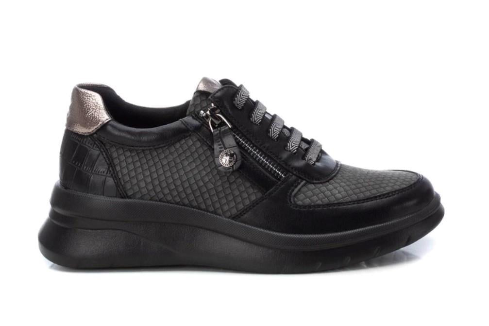 Zapatilla deportiva Xti 143366 en negro para mujer