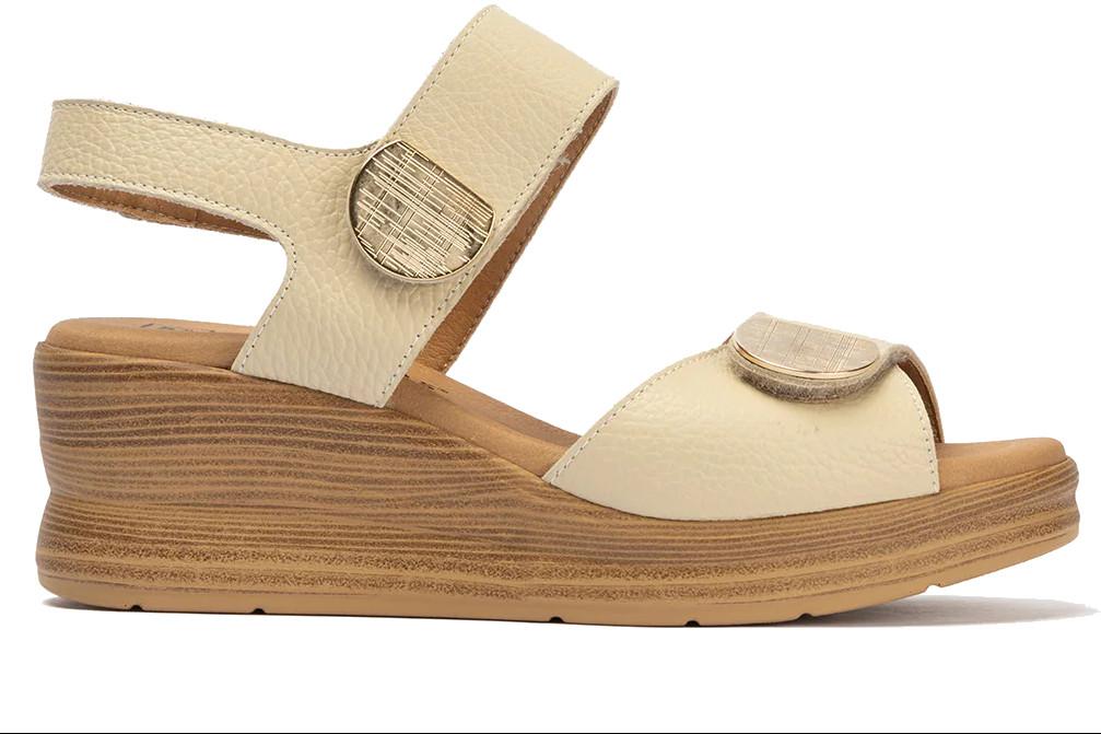 Sandalia de cuña Pitillos 11054 de piel color beige con plataforma y cierres ajustables