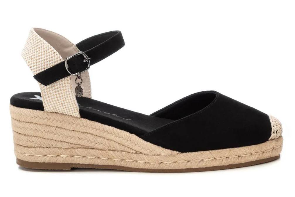 Alpargata con cuña baja XTI 144104 en negro–Valenciana Vegana