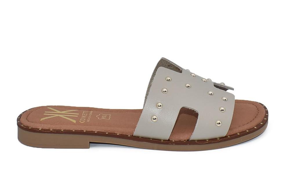 Sandalias de pala planas de Piel Cokketa 147 Beige con Tachuelas para Mujer