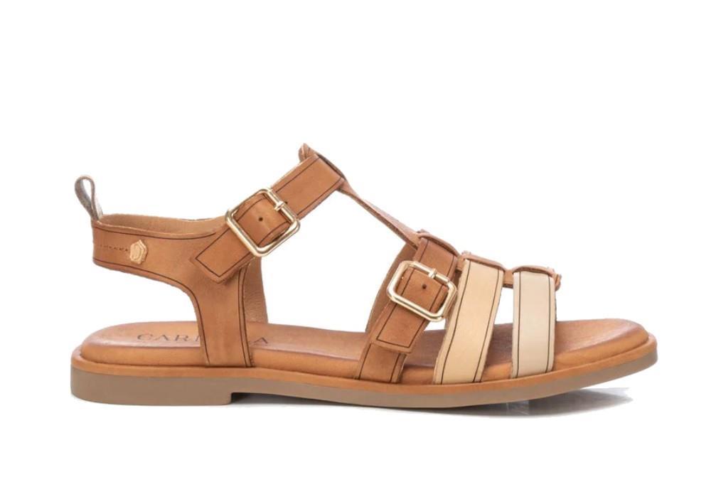 Sandalias planas Carmela 161614 en camel para mujer