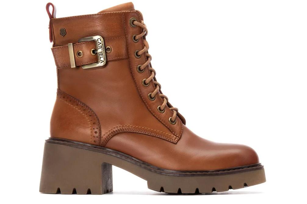 Botines militares Carmela 162568 en color camel