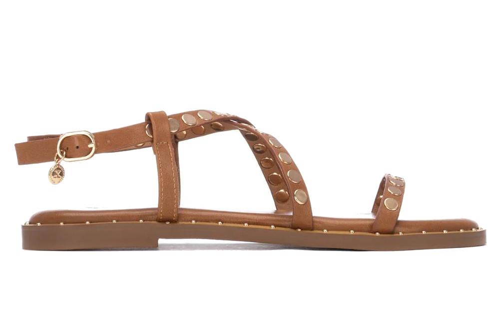 Sandalias planas camel Xti 145357 para mujer con tachas | Sandalias veganas cómodas verano
