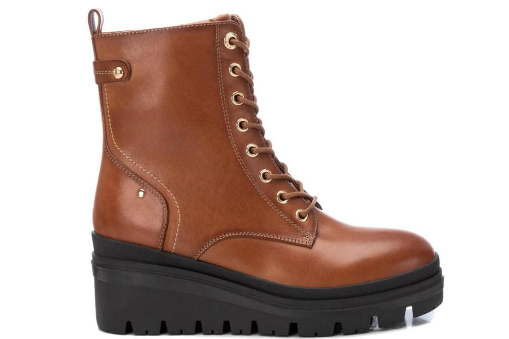 Botines con cuña Carmela 162011 en camel para mujer