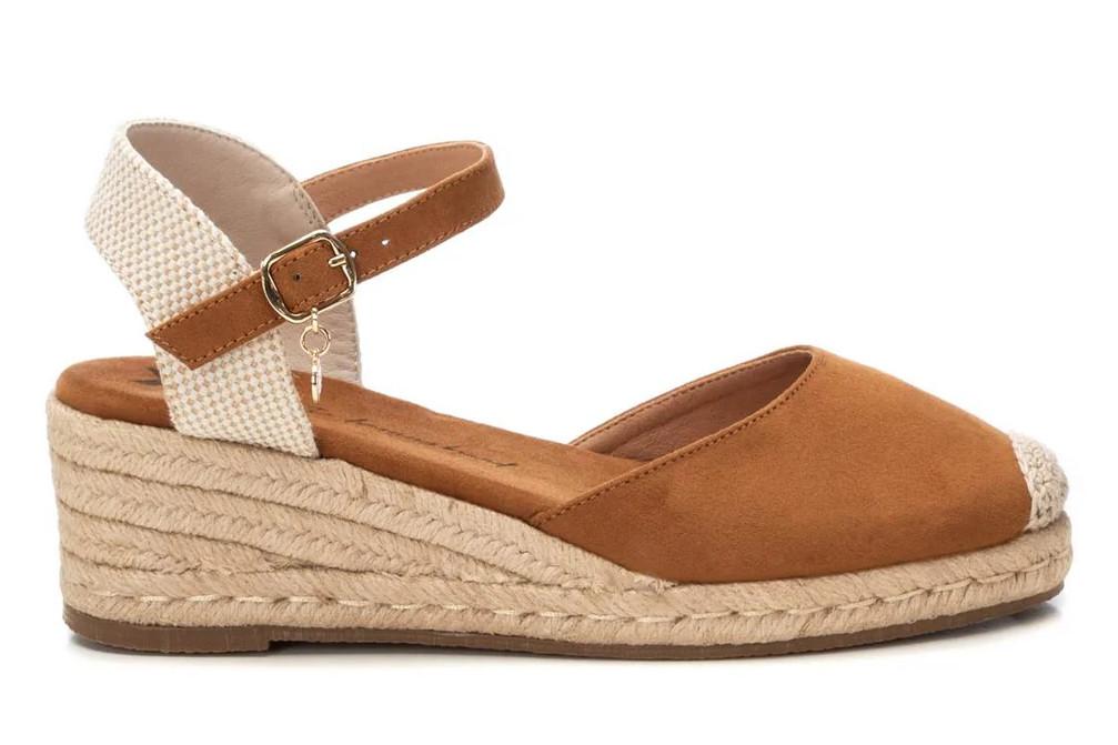 Alpargata con cuña baja XTI 144104 en camel–Valenciana Vegana