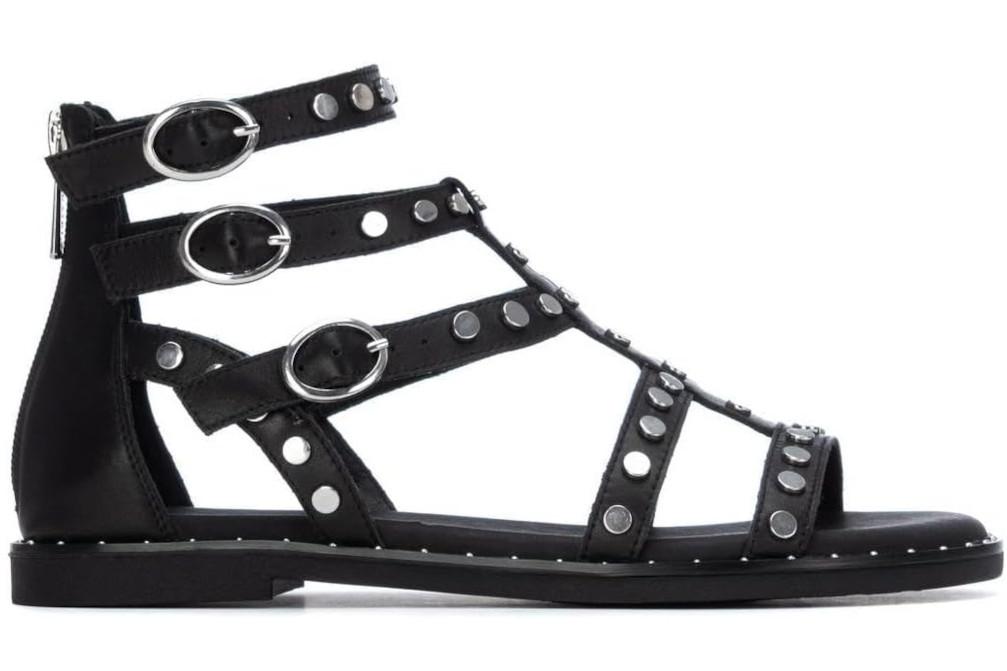 Sandalias planas romanas Carmela 163163 Negras de Piel con Tachas y Hebillas Plateadas para mujer