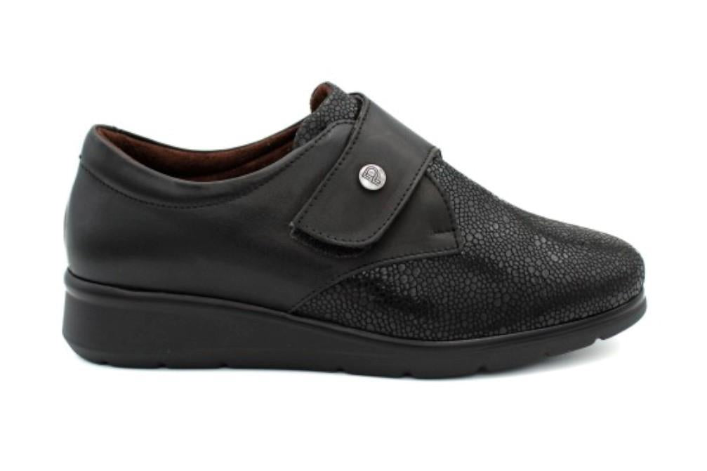 Zapatos con cierre ajustable Pîtillos 10710 color negro