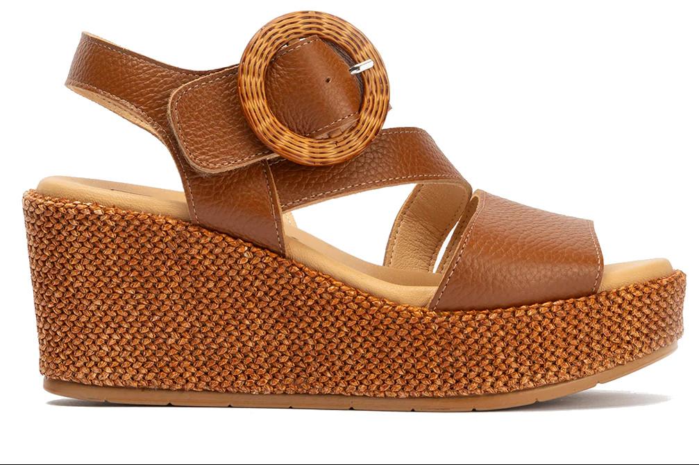 Sandalia con cuña alta Pitillos 11271 de rafia y piel napa cruzada color cuero – Elegancia y confort para mujer