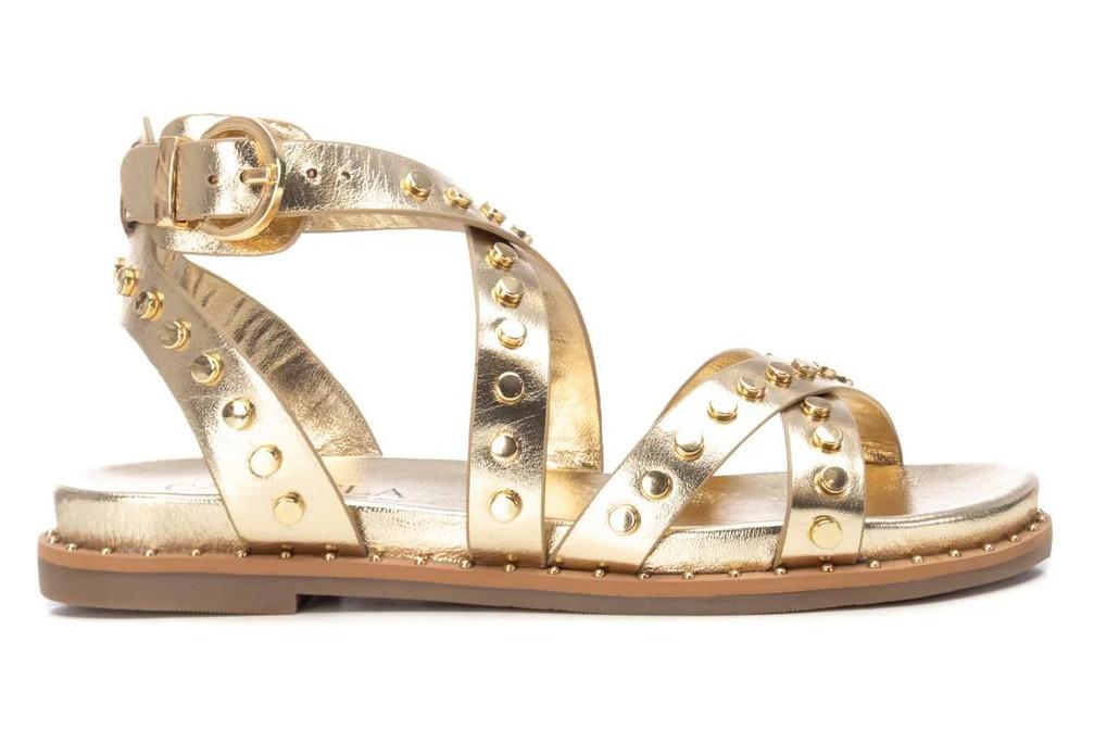 Sandalia plana romana Carmela 162393 en oro para mujer| Sandalia de Piel con Tachas y Suela Antideslizante