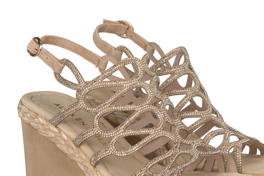 Sandalias con cuña Alma en Pena V240986 en color sand