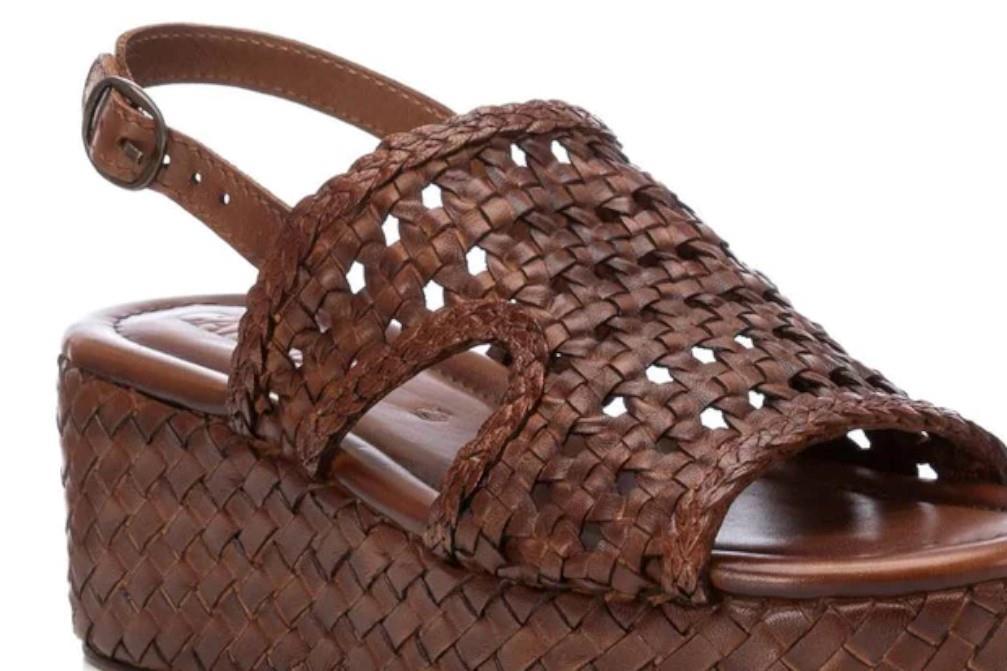Sandalias con plataforma Carmela 161636 en taupe para mujer
