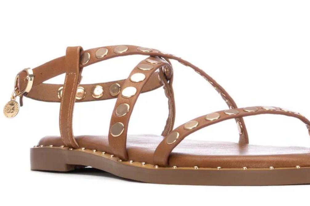 Sandalias planas camel Xti 145357 para mujer con tachas | Sandalias veganas cómodas verano