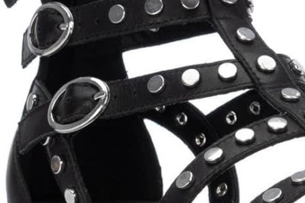 Sandalias planas romanas Carmela 163163 Negras de Piel con Tachas y Hebillas Plateadas para mujer