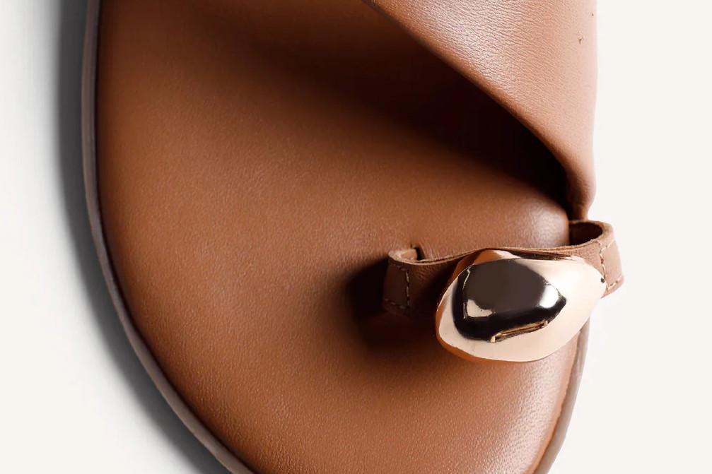 Sandalias Planas Gioseppo 79072 Stony en cuero de Piel con Anillo Joya y Detalles Metalizados para Mujer