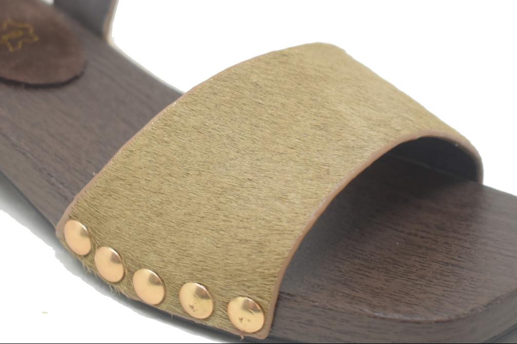 Sandalia taupe de piel con tachas TOP3 SF1644 para mujer | Comodidad y estilo artesanal