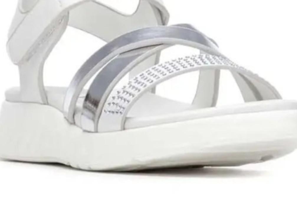 Sandalias planas XTI 153074 en color blanco