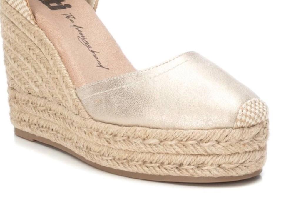 Alpargatas con cuña XTI 142873 en oro para mujer
