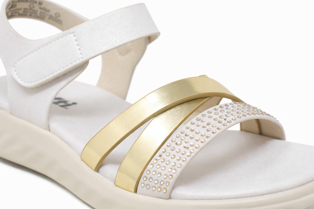 Sandalias planas XTI 153074 en color beige