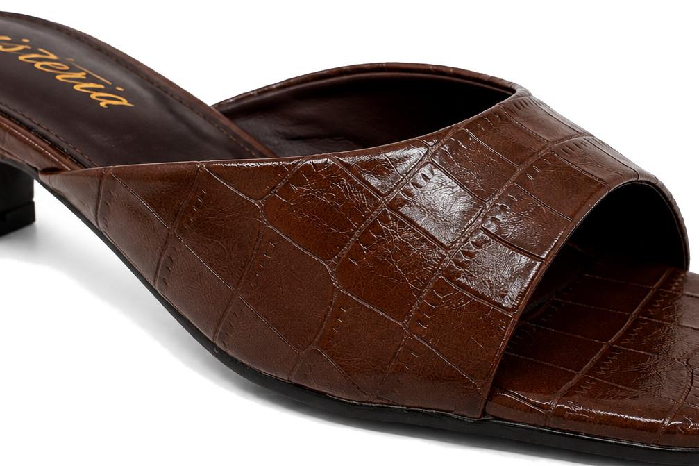 Sandalia mule ISTERIA 1099 marrón para mujer de tacón bajo