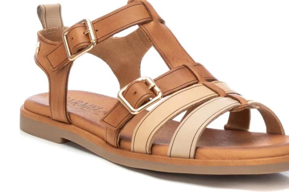 Sandalias planas Carmela 161614 en camel para mujer