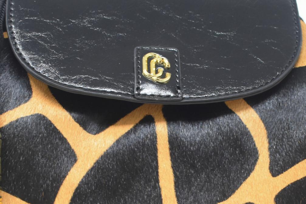 Mochila de mujer Carmela 186251 negra con detalles animal print