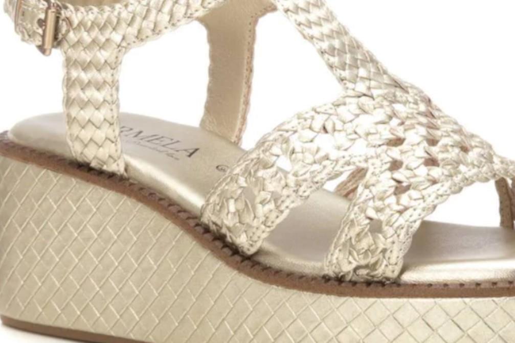 Sandalias con plataforma Carmela 162231 en oro para mujer