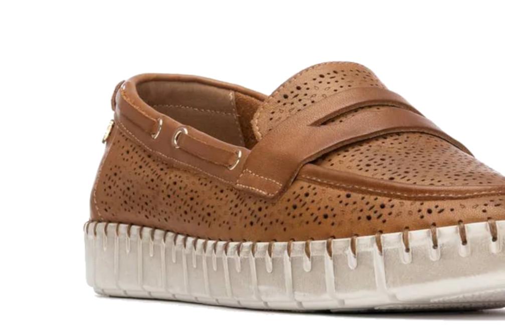Mocasines Carmela 163212 Camel de Piel con Suela Deportiva para mujer