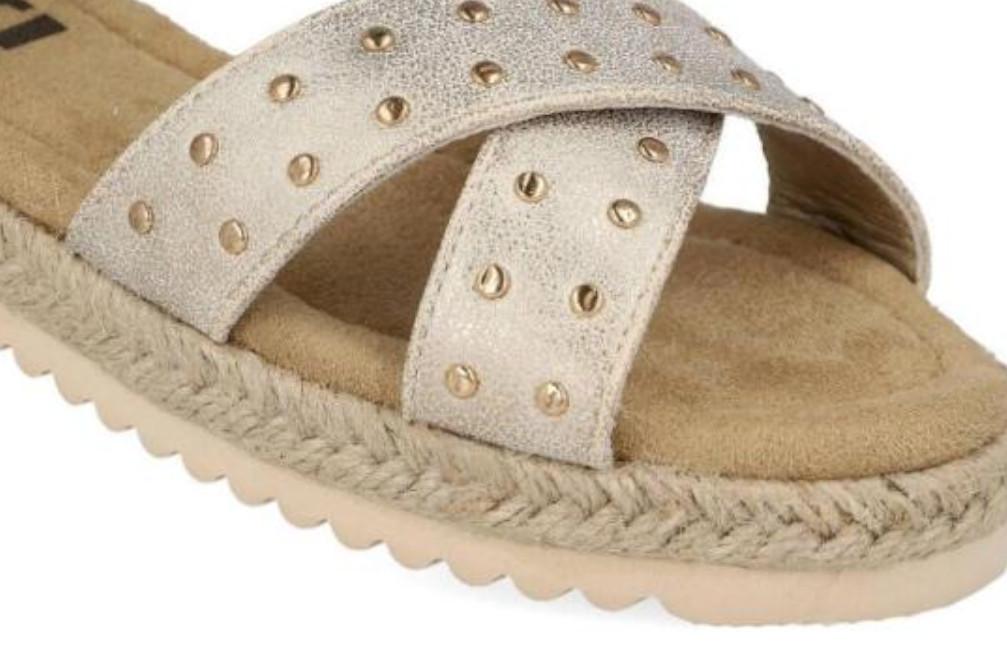 Sandalias XTI 153091con Tachuelas Doradas - Modernas y cómodas