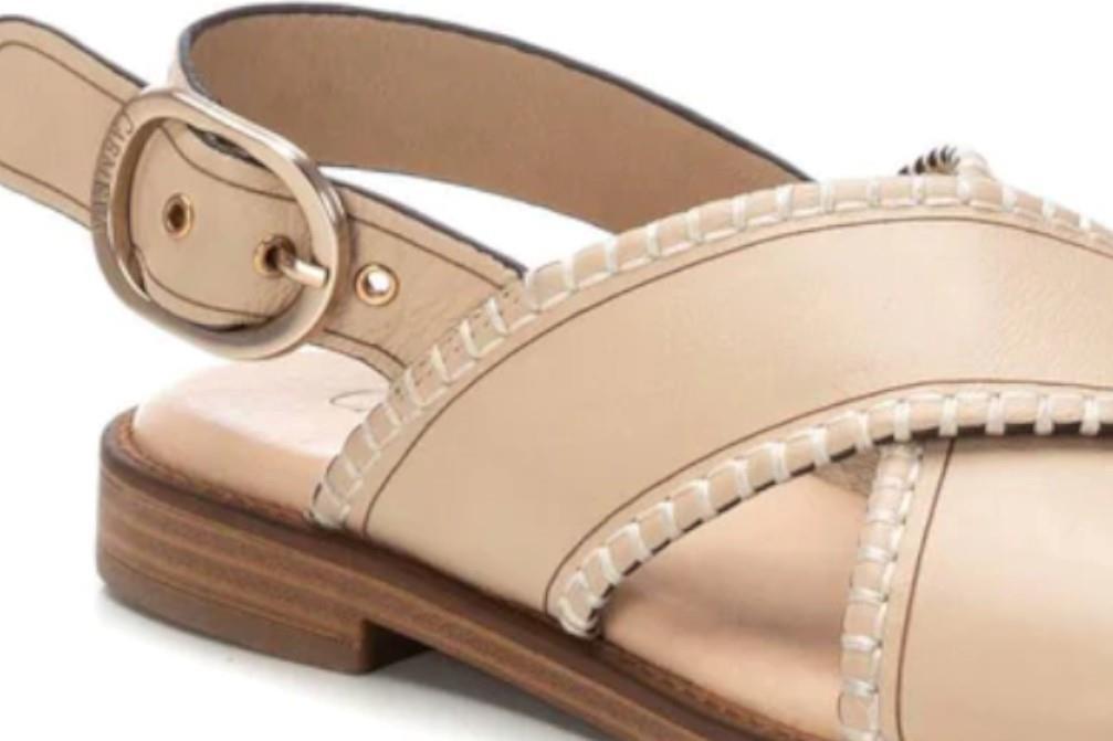 Sandalias planas Carmela 162201 en beige para mujer
