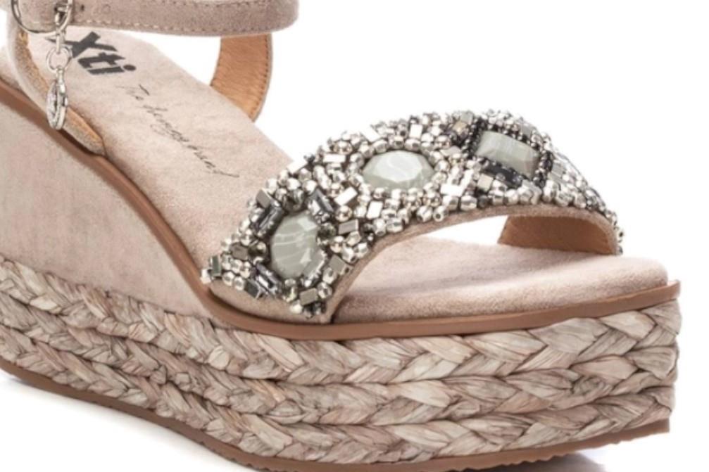 Sandalias con cuña XTI 142677 en beige para mujer