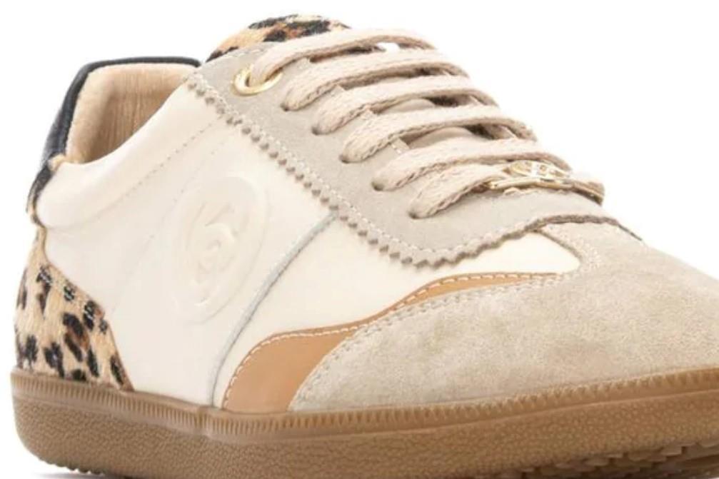 Zapatillas deportivas Carmela 162640 en beige para mujer