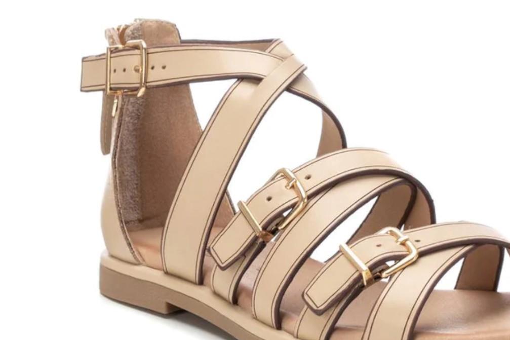 Sandalias planas Carmela 161487 en beige para mujer
