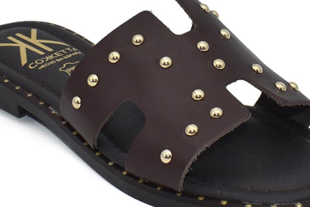 Sandalias Planas de Piel Cokketa 147 Marrón Chocolate con Tachuelas