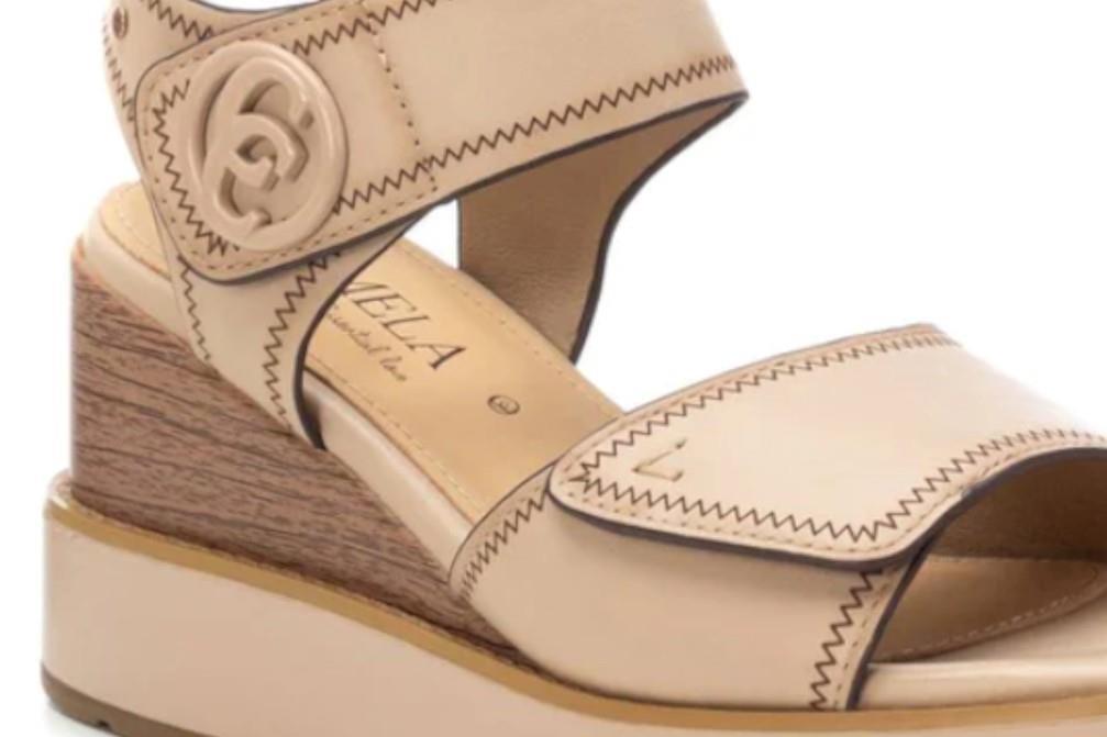 Sandalias con cuña Carmela 162239 en beige para mujer