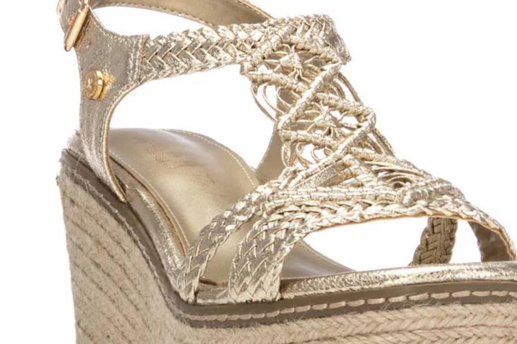 Sandalias con cuña de esparto XTI 145456 oro para mujer | Plataforma cómoda y estilo verano