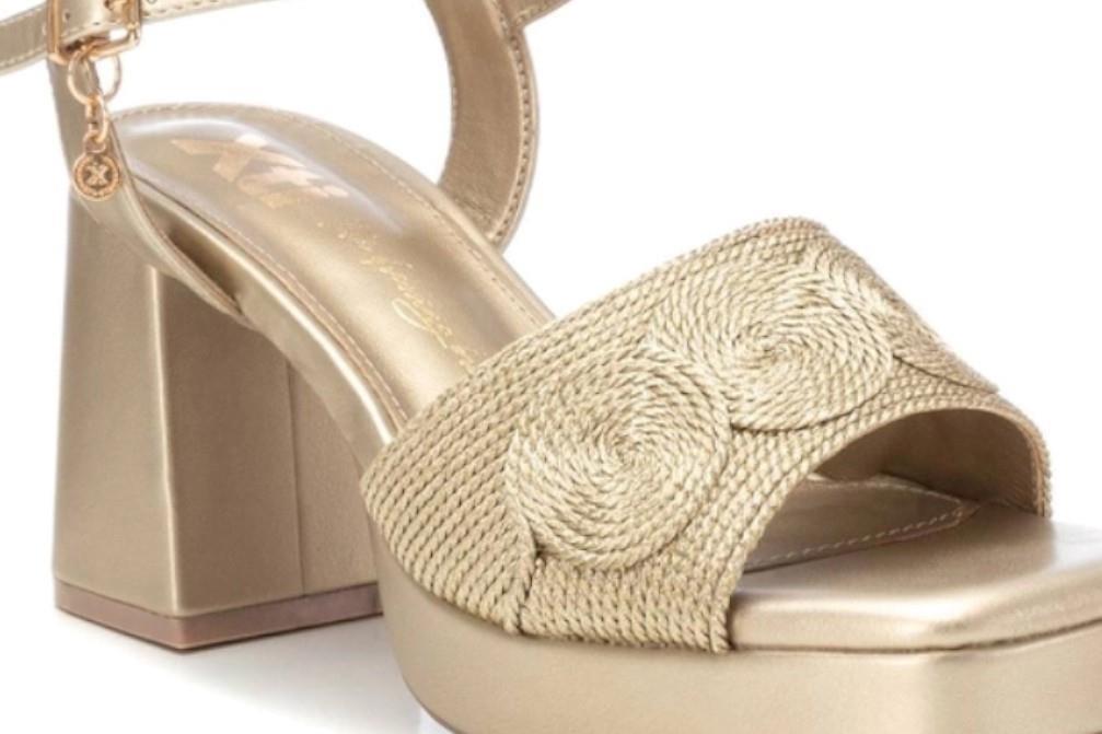 Sandalias tacón XTI 142845 en oro para mujer